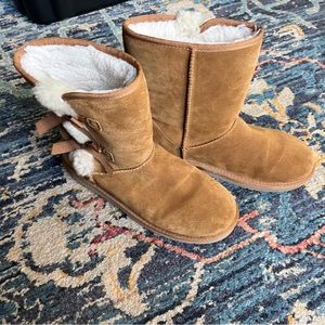 UGG Koolaburra Women’s Victoria Short suede winter boots chestnut bow size 10